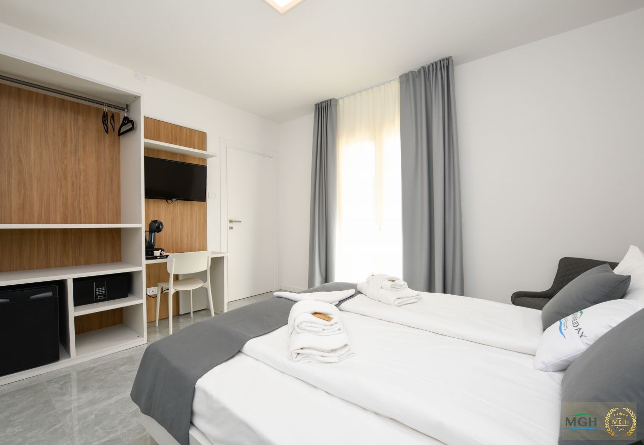 Aparthotel in Peschiera del Garda - Ranalli Palace - Double Room 1